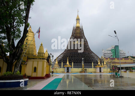 Das Stupa, Renovierung, bei Botahtaung in Yangon, Myanmar. Stockfoto