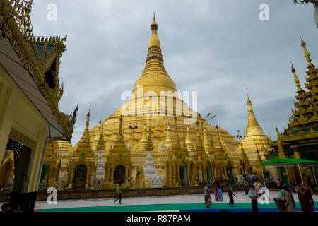 Blick auf den grossen Shwedagon Pagode in Yangon, Myanmar. Stockfoto