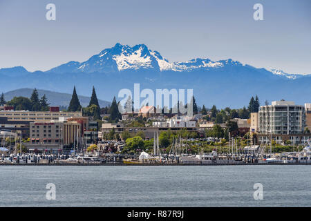 BREMERTON, Washington State, USA - JUNI 2018: Weitwinkel Blick auf den Hafen und die Uferpromenade in Bremerton, WA, vor der Kulisse der schneebedeckten Berge Stockfoto