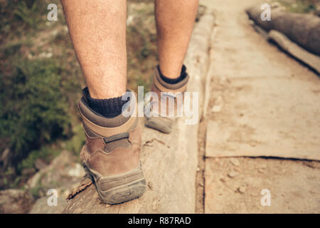 Wanderer Beine Kreuzung mountain river Bridge Stockfoto