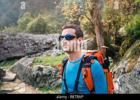 Portrait von Reisen Mann mit Rucksack Stockfoto