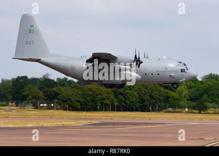 Schwedische Air Force Lockheed C-130 Hercules Verkehrsmittel Flugzeug Landung an der Royal International Air Tattoo, RIAT, RAF Fairford Airshow Stockfoto