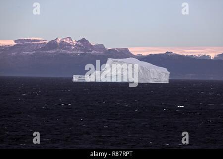 Grönland Disko Bucht: Zwei Stufen führen auf die Terrasse auf diesem Eisberg. Es befindet sich 50 km von der Disko-Insel entfernt. Stockfoto