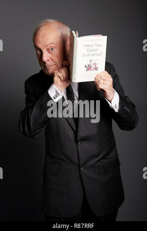 Gyles Brandreth in den Oldie literarische Mittagessen 11.12.18, Simpsons auf der Faser. Stockfoto