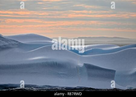 Grönland Disko Bucht: Ein Eisberg mit saft geschwungener Formen, wie gemalt. Stockfoto