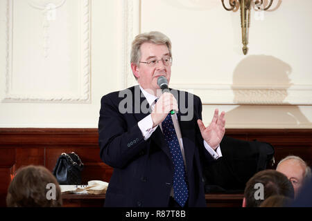 Robert Hardman in den Oldie literarische Mittagessen 11.12.18, Simpsons auf der Faser. Stockfoto