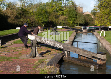 Hillmorton Mitte Schlösser, Oxford Canal Nord, Warwickshire, England, UK: Offiziell die verkehrsreichste Setzen von Sperren auf dem englischen Kanalsystem. Stockfoto