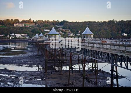 Eine Ansicht von Bangor Pier in der Morgendämmerung, Bangor, Gwynedd, Wales, Großbritannien Stockfoto