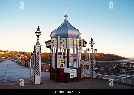 Ein Kiosk vor den Toren von Bangor Pier in der Morgendämmerung, Bangor, Gwynedd, Wales, Großbritannien Stockfoto