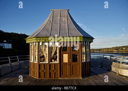 Ein original Holz kiosk Gebäude auf Bangor Pier in der Morgendämmerung, Bangor, Gwynedd, Wales, Großbritannien Stockfoto