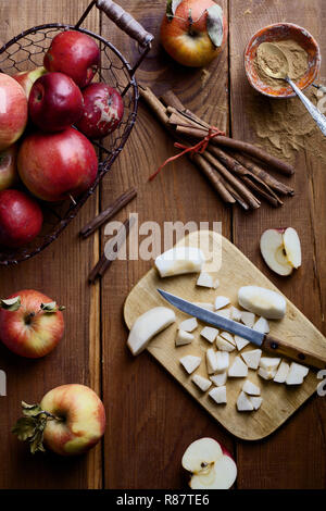 Flatlay essen Hintergrund mit in Scheiben geschnittenen Äpfel und Zimtstangen auf Holzmöbeln im Landhausstil Oberfläche Stockfoto