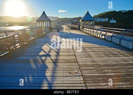 Ein Blick entlang der Bangor Pier in der Morgendämmerung, Bangor, Gwynedd, Wales, Großbritannien Stockfoto