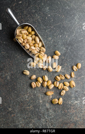 Pistazien in Schaufel. Ansicht von oben. Stockfoto