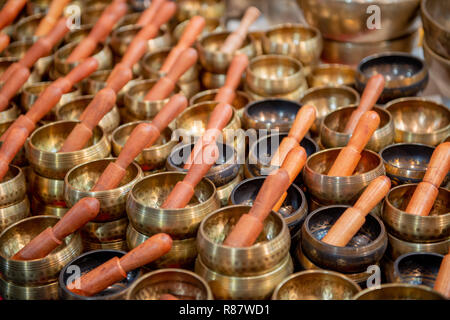 Anzeige der Tibetische Glocken im Shop Stockfoto