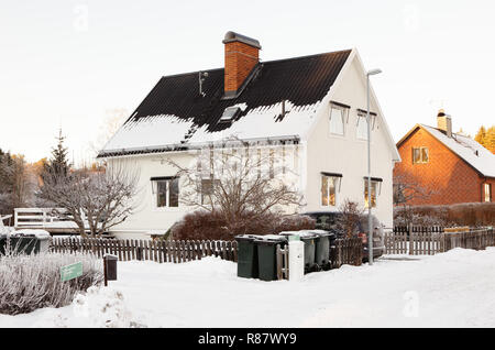 Södertälje, Schweden - 17. Januar 2016: Winter in der einen Familie Gehäuse ressidential Bereich mit Gebäuden der 50er Jahre ära Stockfoto