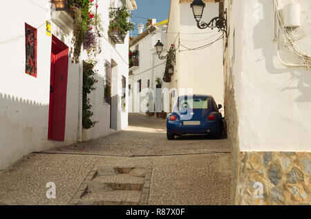 Straße in der Altstadt von Altea mit einem blauen VW Käfer, Provinz Alicante, Spanien. Stockfoto