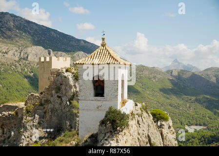 Der Glockenturm von El Castell de Guadalest, in der touristischen Stadt von Guadalest, Provinz Alicante, Spanien Stockfoto