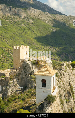 Der Glockenturm von El Castell de Guadalest, in der touristischen Stadt von Guadalest, Provinz Alicante, Spanien Stockfoto