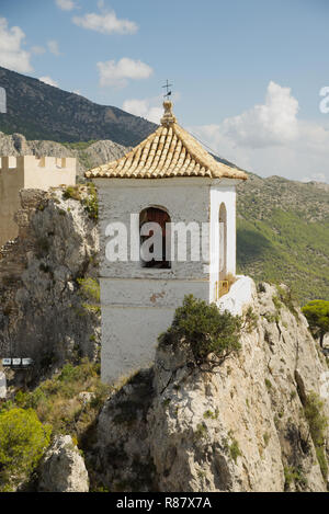 Der Glockenturm von El Castell de Guadalest, in der touristischen Stadt von Guadalest, Provinz Alicante, Spanien Stockfoto