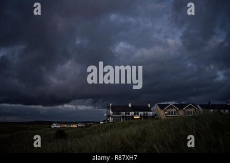 Reihenhäuser und Landhäuser in der Nacht in der Küstenort Rhosneigr, Anglesey, North Wales, UK Stockfoto