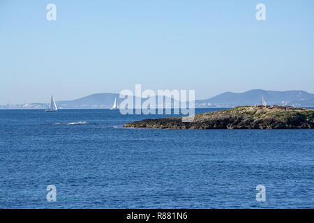 Segelboote in der Bucht von Palma und den Horizont, an einem sonnigen Tag im Dezember auf Mallorca, Spanien. Stockfoto