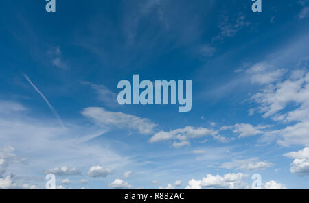 Panoramablick auf die schönen blauen Himmel. Professionelle schießen, keine Vögel. Stockfoto