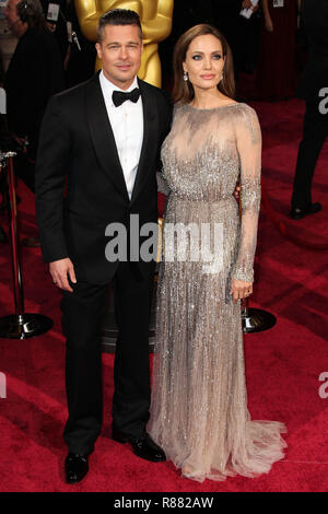 (Datei) Angelina Jolie und Brad Pitt zu Gerichtsverfahren in Haft. Angelina Jolie und Brad Pitt nehmen ihren Kampf um das Sorgerecht für ihre Kinder vor Gericht. Eine Testversion wird am 4. Dezember 2018 zu beginnen, je nach Gericht Dokumente von CNN. Jolie und Pitt im September 2016 nach zwei Jahren Ehe getrennt und ordnete für Scheidung kurz nach. Das Paar haben sechs Kinder, die vom Alter 10 bis 17. HOLLYWOOD, Los Angeles, CA, USA - 02 März: Schauspieler Brad Pitt (Tragen von Tom Ford und seine eigenen Schmuck) und Angelina Jolie (das Tragen einer Elie Saab Kleid, Ferragamo Schuhe und Kupplung Stockfoto