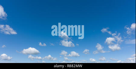 Schönen blauen Himmel und weiße Wolken, professionelle Schießen, keine Vögel, kein Lärm. Stockfoto