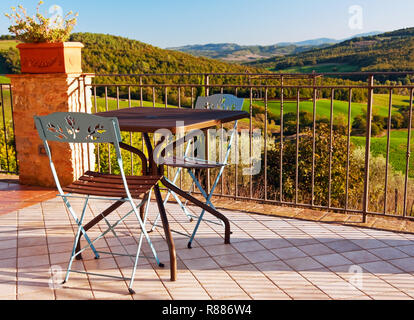 Tisch und Stühlen mit Blick, Dante's Terrasse, Antico Borgo di Tignano, in der Nähe von Casole d'Elsa, Italien Stockfoto