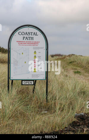 Eingangsschild an der Küste bei Ballykinler, County Down, Nordirland. Die erforderlichen Startbedingungen Weg durch MOD Land unterliegt den Regeln angezeigt. Stockfoto