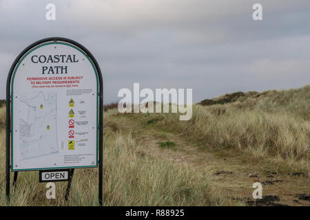 Brandschutzzeichen: Regeln über das Gehen auf MOD Land am Eingang der Küstenweg an Ballykinler, County Down, Nordirland. Stockfoto