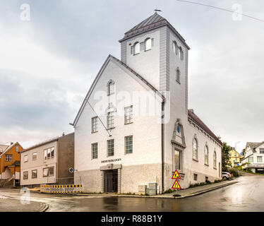 Harstad, Norwegen - 19. August 2018: Das Gebäude der Frimurerlogen der Freimaurerloge von Harstad mit ihrem Symbol mit kantigen Messgeräte und passt, Noch Stockfoto