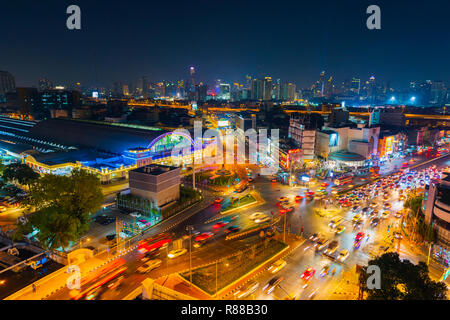 BANGKOK, THAILAND - Dez 1, 2018: traffic At Hua Lamphong Schnittpunkt und Hua Lamphong railway station in der Nacht in Bangkok, Thailand Stockfoto