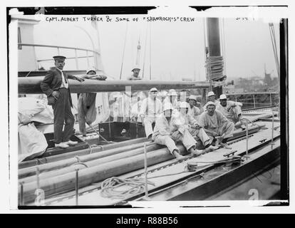 Captain Albert Turner und einige des SHAMROCKS crew Stockfoto