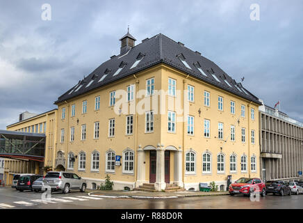 Harstad, Norwegen - 19. August 2018: Das Stadtzentrum von Harstad am Sommer, an einem bewölkten Tag, Norwegen. Stockfoto