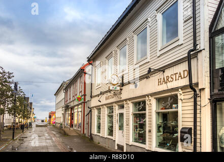 Harstad, Norwegen - 19. August 2018: Das Stadtzentrum von Harstad am Sommer, an einem bewölkten Tag, Norwegen. Stockfoto