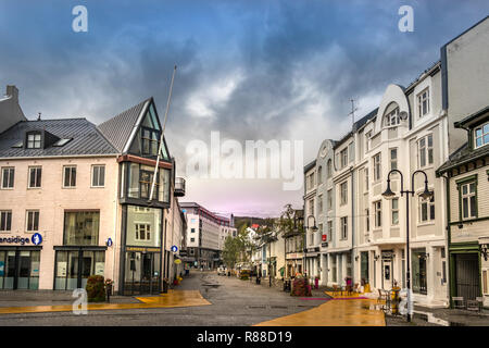 Harstad, Norwegen - 19. August 2018: Das Stadtzentrum von Harstad am Sommer, an einem bewölkten Tag, Norwegen. Stockfoto