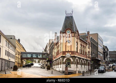 Harstad, Norwegen - 19. August 2018: Die RIKARD Kaarbos Plass und das Stadtzentrum von Harstad, Norwegen. Stockfoto