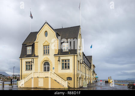 Harstad, Norwegen - 19. August 2018: einem Art Nouveau Gebäude, wo das Cafe Chocolat im Hurtigrut Dock im Hafen von Harstad, Troms County, Keine Stockfoto