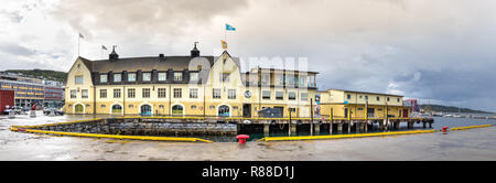 Harstad, Norwegen - 19. August 2018: einem Art Nouveau Gebäude, wo das Cafe Chocolat im Hurtigrut Dock im Hafen von Harstad, Troms County, Keine Stockfoto