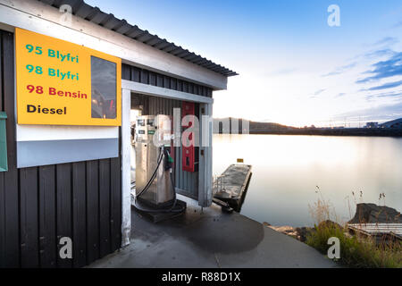 Bodo, Norwegen - August 2th, 2018: Schiff Kraftstoffpumpe neben einem schwimmenden Pier am Sommer, der in der Marina von Bodo, Norwegen. Stockfoto