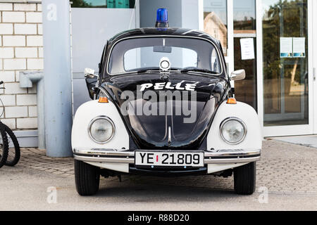 Bodo, Norwegen - August 2th, 2018: EIN VW Käfer Oldtimer Polizei Auto am Eingang der Polizeiabteilung in Bodo, Norwegen. Stockfoto