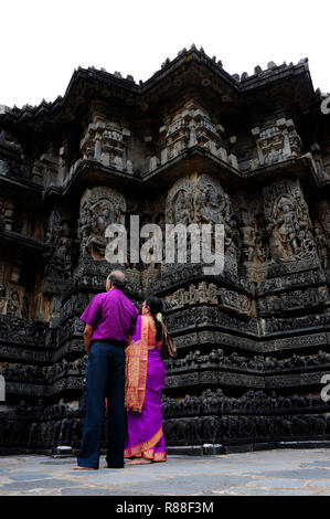 Indische Leute besucht Hoysaleswara Tempel, Halebidu, Karnataka, Indien Stockfoto