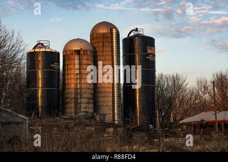 Wisconsin Farm mit alten Silos. Stockfoto