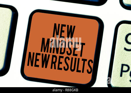 Handschrift Text schreiben Neue denkrichtung neue Ergebnisse. Begriff Sinne offen für Möglichkeiten keine Grenzen denken, größere Tastatur Absicht zu erstellen Comput Stockfoto