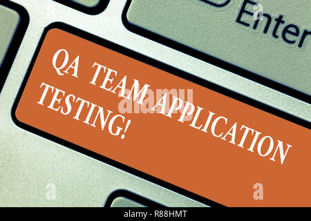 Schreiben Hinweis mit dem QA-Team Anwendungstests. Business Foto präsentiert die Frage und die Antworten, Software Test Taste der Tastatur Absicht zu erstellen Stockfoto