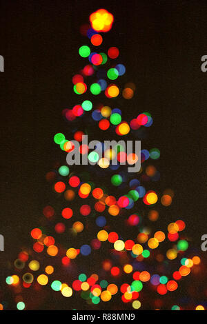 Shinny Weihnachtsbaum, abstrakten Hintergrund. Weihnachten Hintergrund mit leuchtenden Lichter. Frohe Weihnachten und ein glückliches neues Jahr Grußkarte. Weihnachten Magic Tree Stockfoto