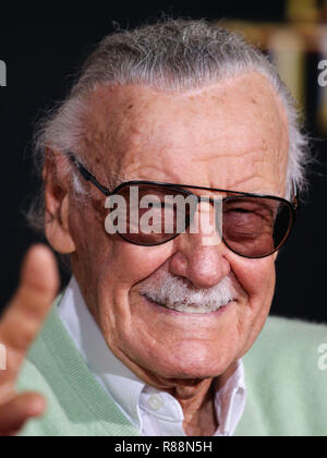 (Datei) Stan Lee stirbt am 95. Stan Lee, dem legendären Schriftsteller, Redakteur und Herausgeber von Marvel Comics, aber fehlerhaft fantabulous Kreationen machten ihn zu einem echten Superhelden zu Comic Liebhaber überall, gestorben ist. Er war 95. Lee, der in das Unternehmen im Jahr 1939 begann und erstellt oder Co-erstellt Schwarze Panther, Spider-Man, X-Men, der mächtige Thor, Iron Man, die Fantastischen Vier, der unglaubliche Hulk, Daredevil und Ant-Man, unter unzähligen anderen Zeichen, starb früh Montag Morgen am Cedars-Sinai Medical Center in Los Angeles, eine Familie Vertreter sagte dem Hollywood Reporter. HOLLYWOOD, LOS ANGELES, Stockfoto