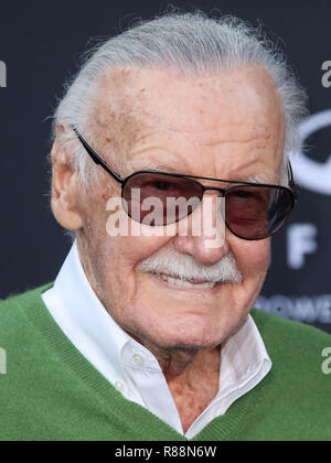 (Datei) Stan Lee stirbt am 95. Stan Lee, dem legendären Schriftsteller, Redakteur und Herausgeber von Marvel Comics, aber fehlerhaft fantabulous Kreationen machten ihn zu einem echten Superhelden zu Comic Liebhaber überall, gestorben ist. Er war 95. Lee, der in das Unternehmen im Jahr 1939 begann und erstellt oder Co-erstellt Schwarze Panther, Spider-Man, X-Men, der mächtige Thor, Iron Man, die Fantastischen Vier, der unglaubliche Hulk, Daredevil und Ant-Man, unter unzähligen anderen Zeichen, starb früh Montag Morgen am Cedars-Sinai Medical Center in Los Angeles, eine Familie Vertreter sagte dem Hollywood Reporter. HOLLYWOOD, LOS ANGELES, Stockfoto