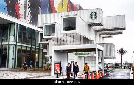 Dec 7, 2018 - Hualien City, Taiwan erste Starbuck recycelten Behälter lagern in Taiwan eröffnet im September 2018. Von dem japanischen Architekten Kengo Kuma locat konzipiert Stockfoto